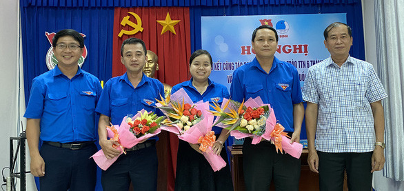 Anh Hà Duy Trung (thứ hai từ phải sang) và anh Nguyễn Thành Trung (thứ tư từ phải sang) được bầu làm bí thư, phó bí thư Tỉnh đoàn Bình Định - Ảnh: NGUYÊN THẢO