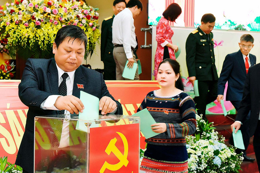 Các Đại biểu bỏ phiếu bầu đoàn đại biểu đi dự đại hội đại biểu đảng bộ tỉnh. Ảnh: Đức Thụy