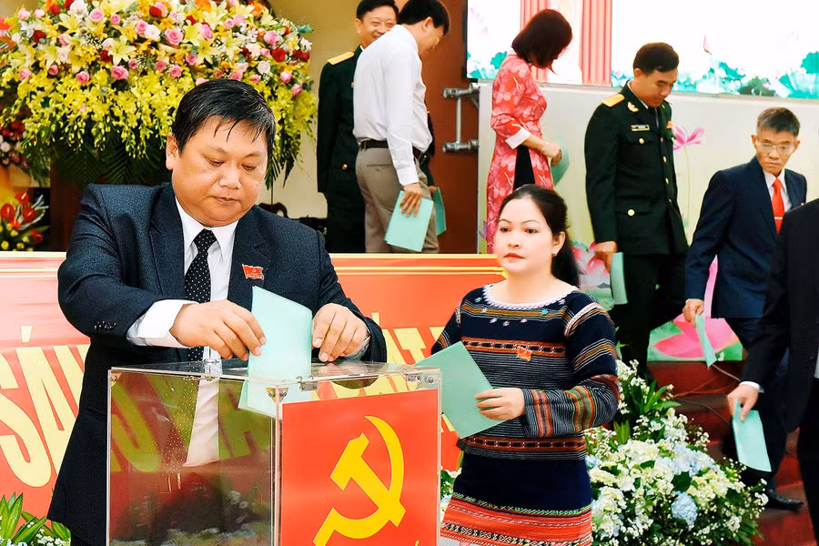 Các Đại biểu bỏ phiếu bầu đoàn đại biểu đi dự đại hội đại biểu đảng bộ tỉnh. Ảnh: Đức Thụy