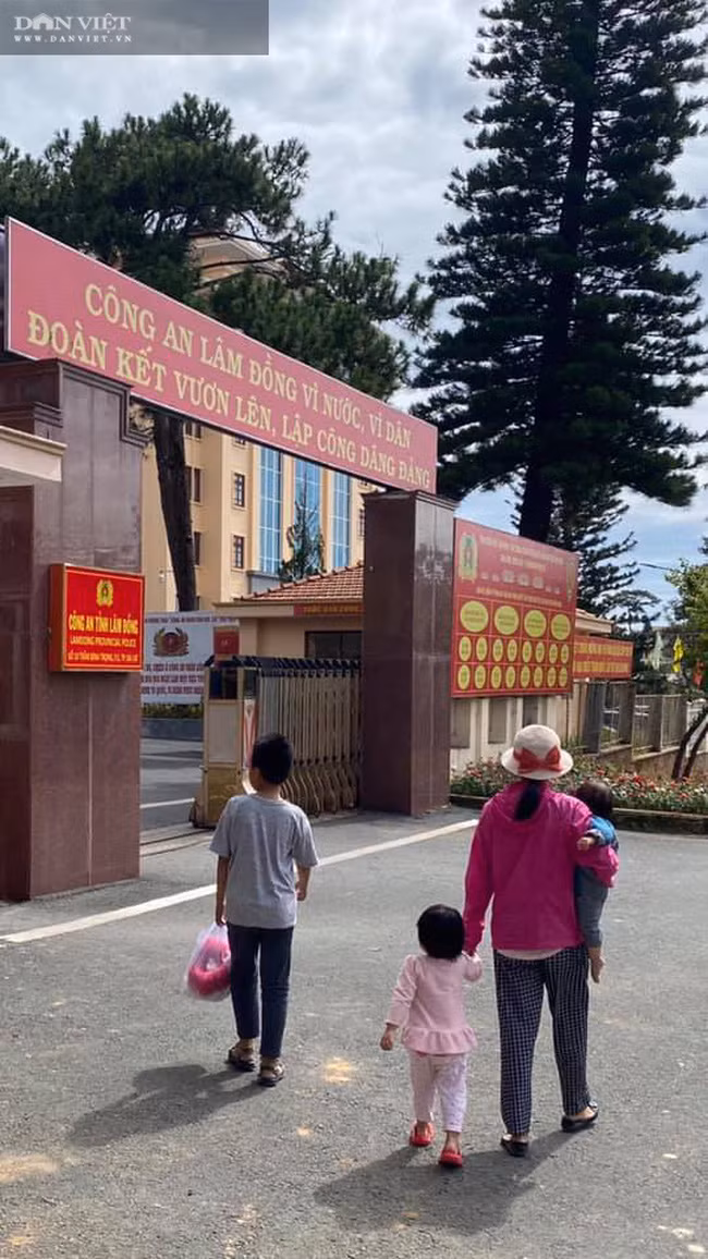 Gần đây, bà Hằng đã cùng các con lên trụ sở Công an tỉnh khẩn thiết xin phục hồi điều tra dấu hiệu phạm tội của ông Nguyễn Văn Dũng. Ảnh: C.T.V