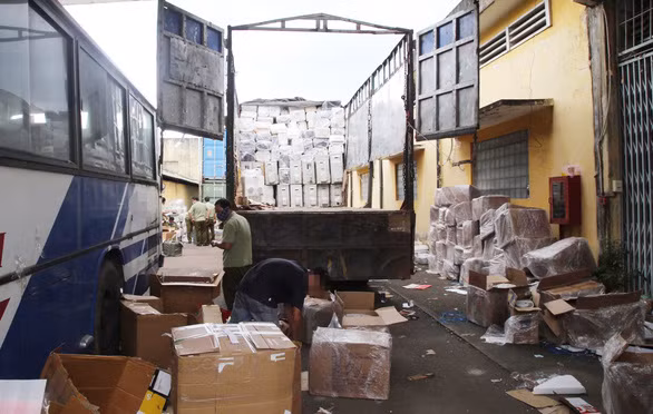 Lực lượng chức năng kiểm tra hàng trên xe tải - Ảnh: N.K.