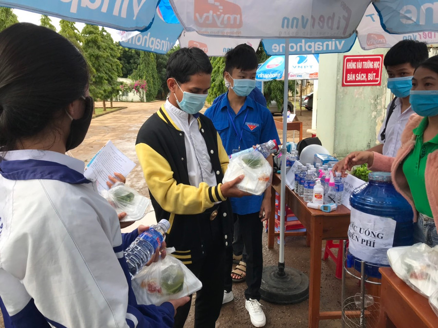 Các thí sinh nhận suất ăn trưa miễn phí tại điểm thi Trường THPT Nguyễn Bỉnh Khiêm (huyện Chư Sê). Ảnh: Ngọc Sang Các thí sinh nhận suất ăn trưa miễn phí tại điểm thi Trường THPT Nguyễn Bỉnh Khiêm (huyện Chư Sê). Ảnh: Ngọc Sang