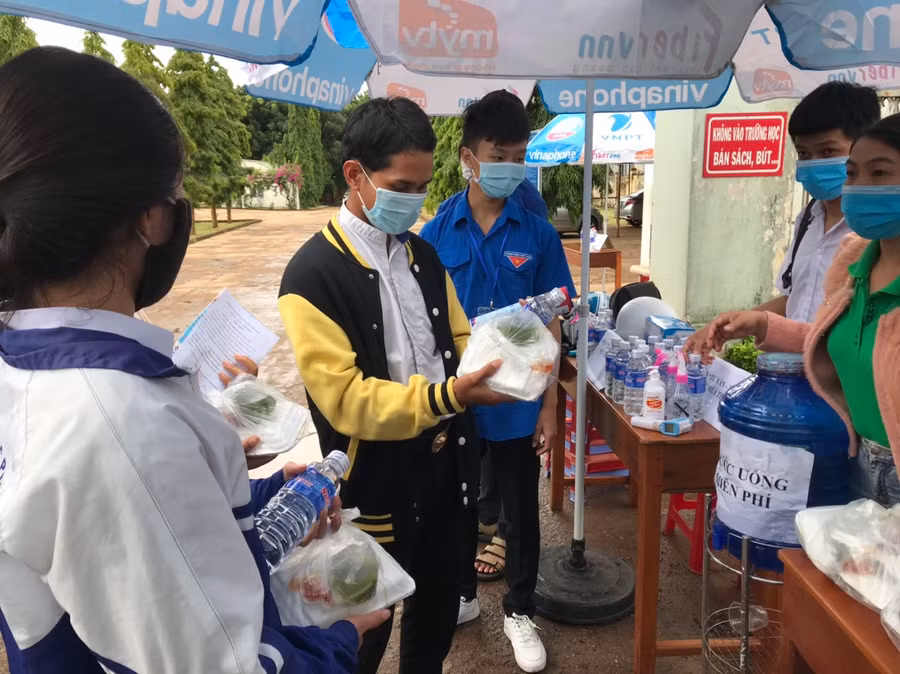 Các thí sinh nhận suất ăn trưa miễn phí tại điểm thi Trường THPT Nguyễn Bỉnh Khiêm (huyện Chư Sê). Ảnh: Ngọc Sang