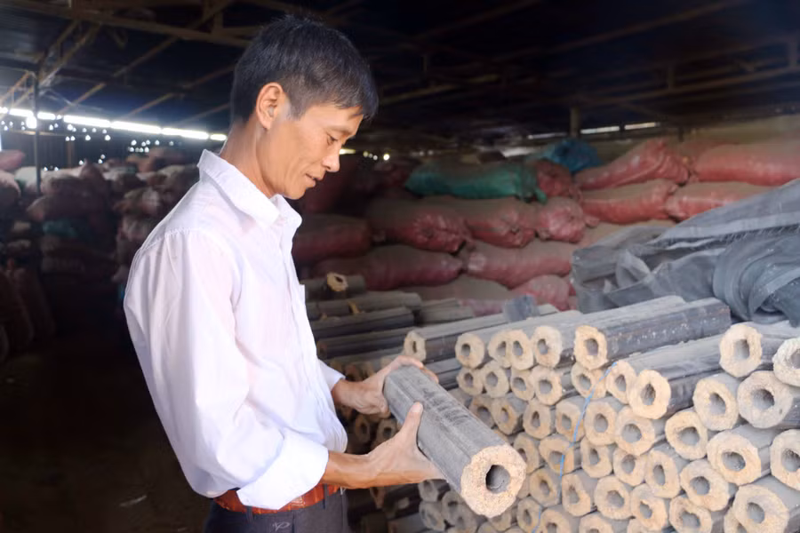 Anh Đào Hồng Tư giới thiệu sản phẩm than củi được sản xuất từ vỏ trấu. Ảnh: Tấn Sang 