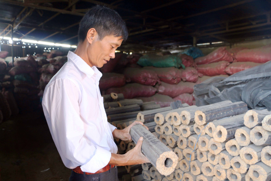 Anh Đào Hồng Tư giới thiệu sản phẩm than củi được sản xuất từ vỏ trấu. Ảnh: Tấn Sang 