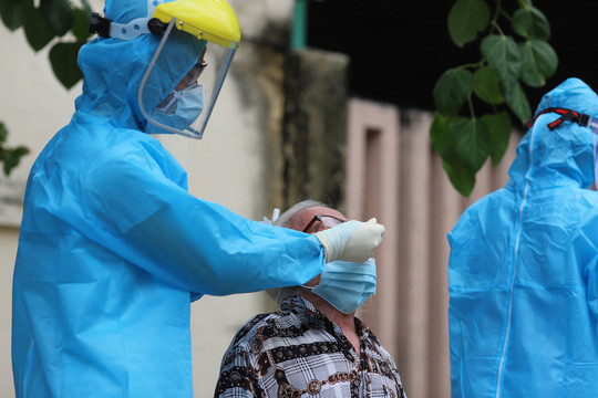 Lấy mẫu dịch hầu họng xét nghiệm Covid-19