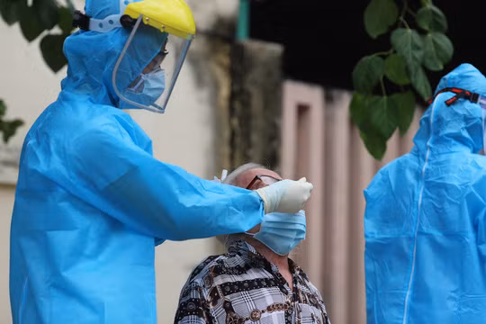 Lấy mẫu dịch hầu họng xét nghiệm Covid-19