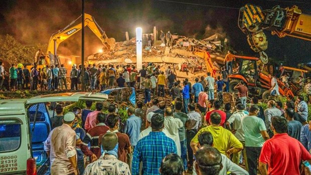 Các nhân viên cứu hộ tìm kiếm người trong đống đổ nát. (Nguồn: AFP)