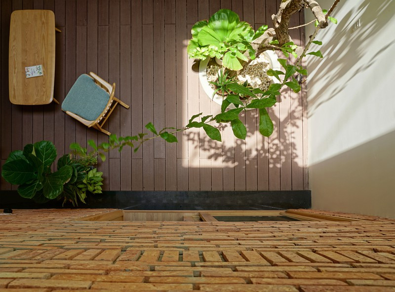 Ở bên trong, những khoảng giếng trời đan xen sẽ tạo điều kiện cho ánh sáng đi sâu vào các phòng bên dưới. Ở bên trong, những khoảng giếng trời đan xen sẽ tạo điều kiện cho ánh sáng đi sâu vào các phòng bên dưới.