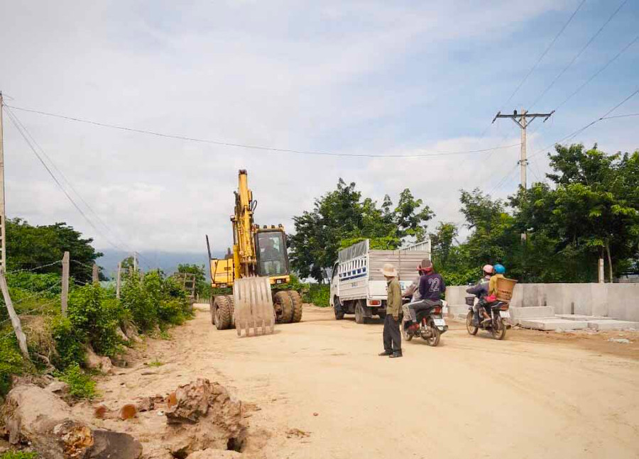 Máy móc được huy động để chuẩn bị thi công Dự án đường vào 3 buôn của xã Chư Drăng. Ảnh: Lê Hòa Máy móc thi công trên công trường Dự án đường vào 3 buôn xã Chư Drăng (huyện Krông Pa). Ảnh: Lê Hòa