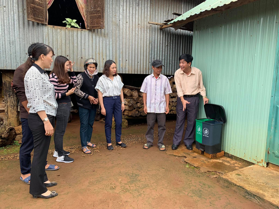 Hội Nông dân tỉnh hướng dẫn hộ dân cách phân loại rác thải. Ảnh: Hồng Thương