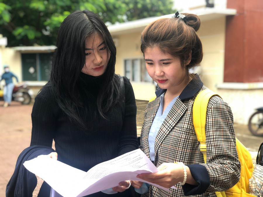 Cô Nguyễn Thị Phương Thảo-giáo viên dạy môn Ngoại ngữ Trường THPT Chi Lăng (bên phải) đang trả lời thắc mắc của thí sinh về đề thi môn Ngoại ngữ. Ảnh: Ngọc Thu