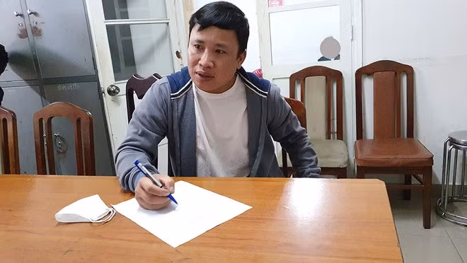 Tuấn tại cơ quan công an ẢNH: GIA BÌNH