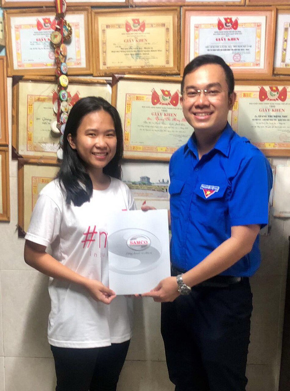 Đại diện Đoàn Tổng công ty Cơ khí giao thông vận tải Sài Gòn - TNHH MTV (SAMCO) trao học bổng cho bạn Giang Thị Mộng Như - lớp 12 Trường THPT Mạc Đĩnh Chi - Ảnh: C.K.