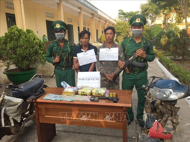 Hai đối tượng Thao Póc và Thao Say (cùng trú thôn Đăk Mế, xã Bờ Y, huyện Ngọc Hồi, tỉnh Kon Tum) bị bắt vào ngày 26/3 khi đang vận chuyển 3 kg ma túy đá. Ảnh: Cao Nguyên/TTXVN