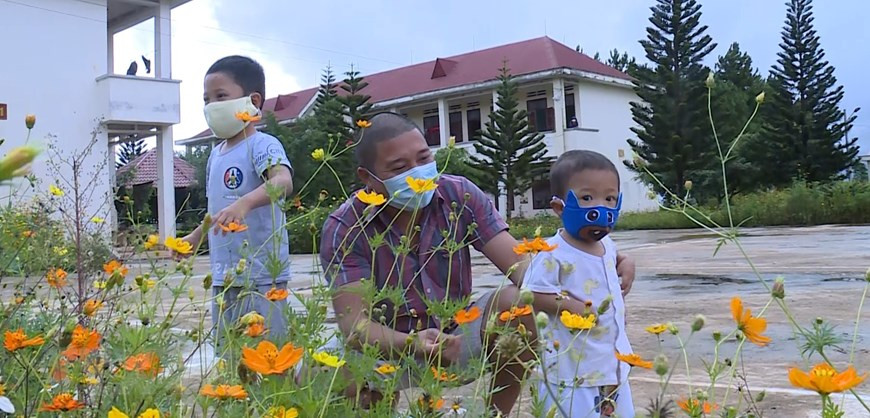 Người dân được chăm sóc tận tình tại khu cách ly của Trung tâm Huấn luyện, Bồi dưỡng kiến thức Quốc phòng, An ninh thuộc Trung đoàn Bộ binh 991 (Bộ Chỉ huy Quân sự tỉnh Gia Lai). (Ảnh: Hồng Điệp/TTXVN)