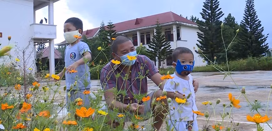 Người dân được chăm sóc tận tình tại khu cách ly của Trung tâm Huấn luyện, Bồi dưỡng kiến thức Quốc phòng, An ninh thuộc Trung đoàn Bộ binh 991 (Bộ Chỉ huy Quân sự tỉnh Gia Lai). (Ảnh: Hồng Điệp/TTXVN)