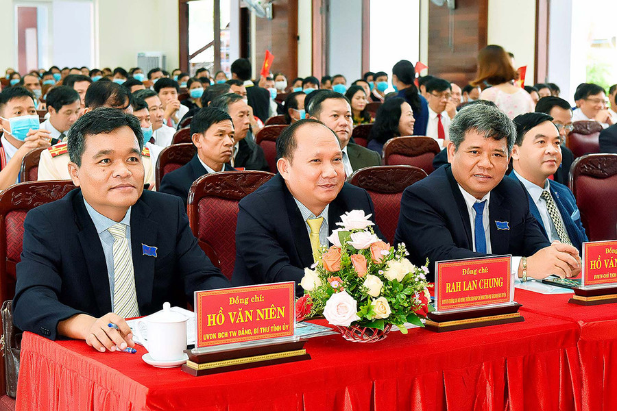 Các đồng chí lãnh đạo tỉnh tham dự đại hội. Ảnh: Đức Thụy