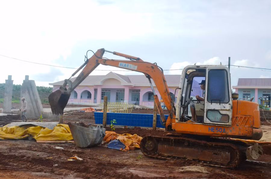  Đẩy nhanh tiến độ thi công công trình Trường Mầm non Vành Khuyên (xã Ia Me). Ảnh: Vĩnh Hoàng 