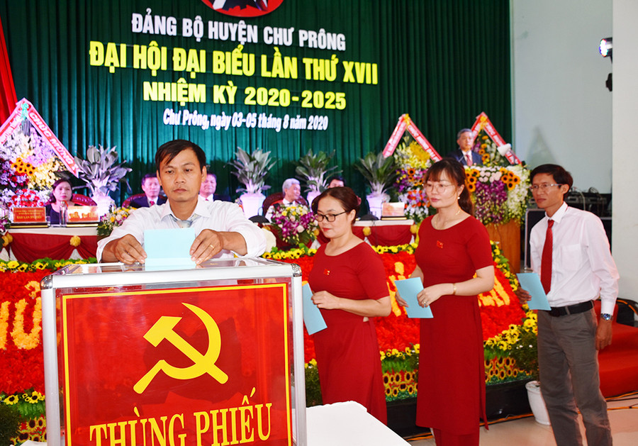 Các đại biểu bỏ phiếu bầu Ban Chấp hành Đảng bộ huyện Chư Prông nhiệm kỳ 2020-2025. Ảnh: V.H