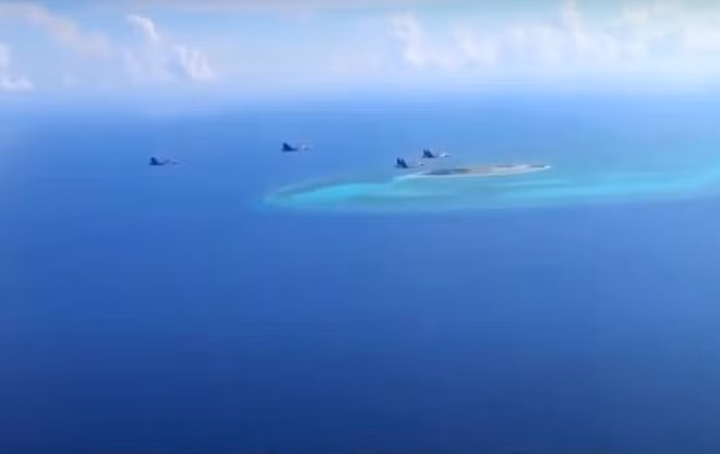 Cảnh chiến đấu cơ Trung Quốc ngang nhiên bay đến quần đảo Trường Sa, trong đoạn video do truyền hình nhà nước Trung Quốc phát mới đây - Chụp từ clip