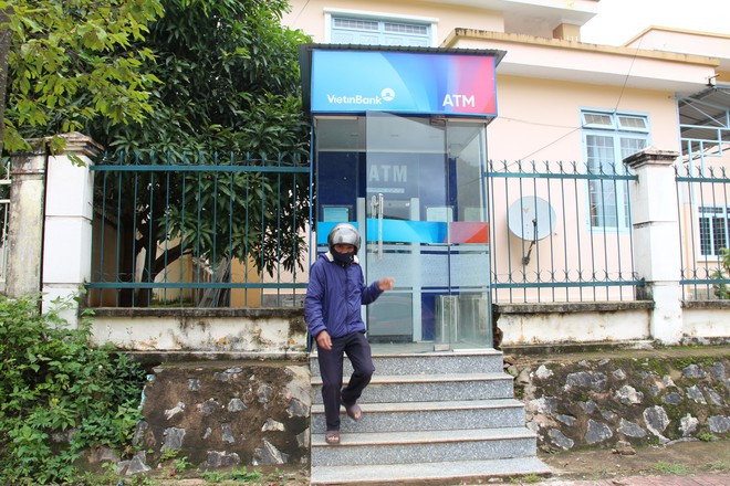 Cả H.Tu Mơ Rông chỉ có một cây ATM của VietinBank Cả H.Tu Mơ Rông chỉ có một cây ATM của VietinBank