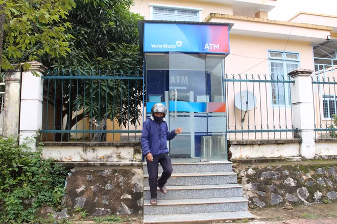 Cả H.Tu Mơ Rông chỉ có một cây ATM của VietinBank