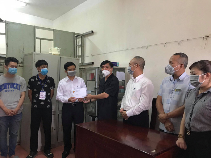 Bí thư Tỉnh ủy Đắk Lắk (giữa) tặng quà cho người dân đang cách ly