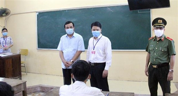 Bí thư Tỉnh ủy Quảng Nam động viên các thí sinh trước giờ thi Trung học phổ thông Quốc gia trong tâm dịch COVID-19. (Ảnh: Trần Tĩnh/TTXVN) Bí thư Tỉnh ủy Quảng Nam động viên các thí sinh trước giờ thi Trung học phổ thông Quốc gia trong tâm dịch COVID-19. (Ảnh: Trần Tĩnh/TTXVN)