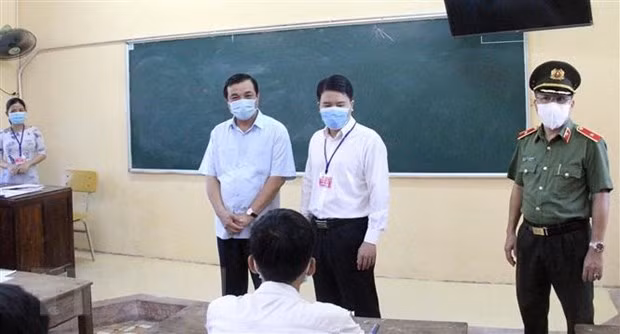 Bí thư Tỉnh ủy Quảng Nam động viên các thí sinh trước giờ thi Trung học phổ thông Quốc gia trong tâm dịch COVID-19. (Ảnh: Trần Tĩnh/TTXVN)