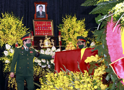 Đoàn Quân ủy Trung ương và Bộ Quốc phòng viếng nguyên Tổng Bí thư Lê Khả Phiêu. Ảnh: TTXVN