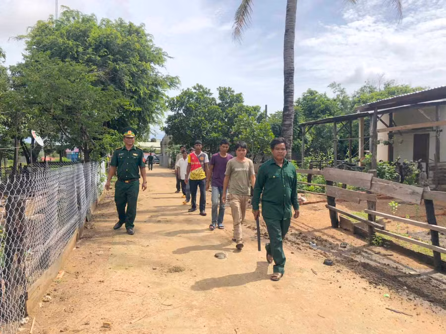 Tổ tự quản an ninh trật tự làng Hnap (xã Ia Mơr, huyện Chư Prông) tuần tra địa bàn. Ảnh: Phương Dung 