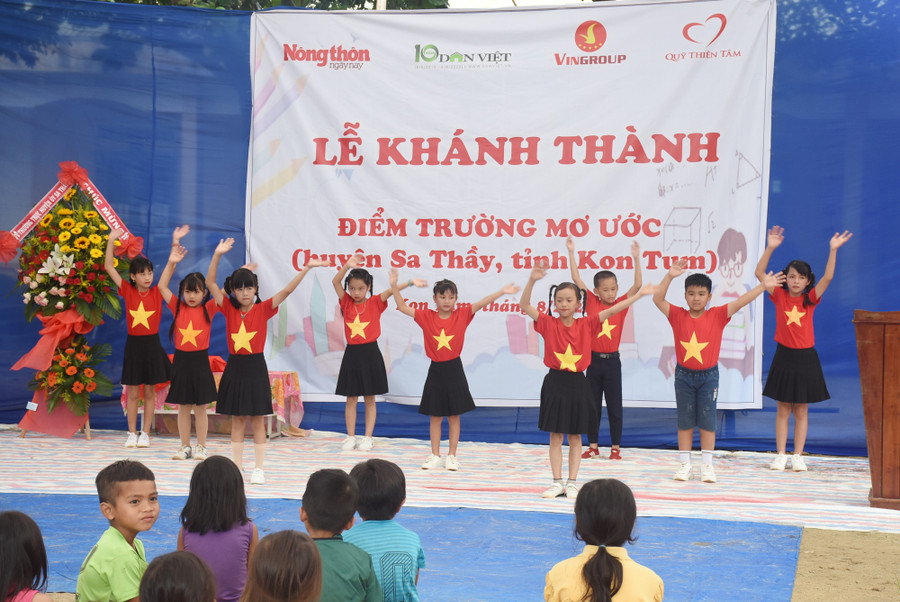 Khánh thành điểm Trường Tiểu học Trần Quốc Toản, huyện Sa Thầy, tỉnh Kon Tum sau 3 tháng khởi công.