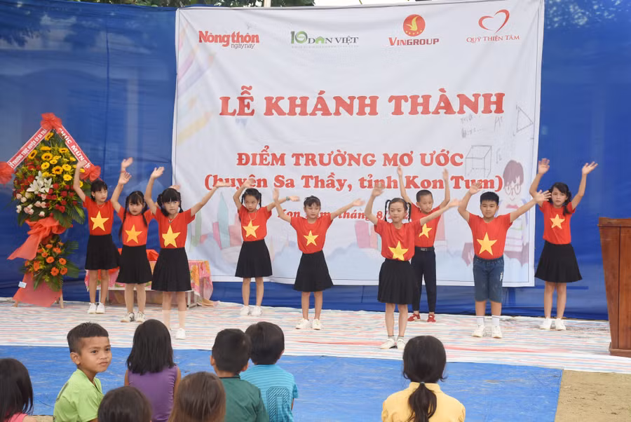 Khánh thành điểm Trường Tiểu học Trần Quốc Toản, huyện Sa Thầy, tỉnh Kon Tum sau 3 tháng khởi công.