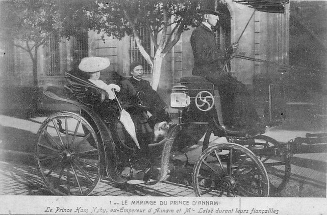 Vua Hàm Nghi và vợ ngoại quốc Marcelle Laloe có với nhau 3 con, gồm 2 công chúa (Như Mai, Như Lý) và hoàng tử Minh Đức. Trong đó, công chúa Như Mai tốt nghiệp kỹ sư canh nông. Công chúa Như Luân có bằng tiến sĩ y khoa, lấy công tước François Barthomivat de la Besse. Vua Hàm Nghi và vợ ngoại quốc Marcelle Laloe có với nhau 3 con, gồm 2 công chúa (Như Mai, Như Lý) và hoàng tử Minh Đức. Trong đó, công chúa Như Mai tốt nghiệp kỹ sư canh nông. Công chúa Như Luân có bằng tiến sĩ y khoa, lấy công tước François Barthomivat de la Besse.