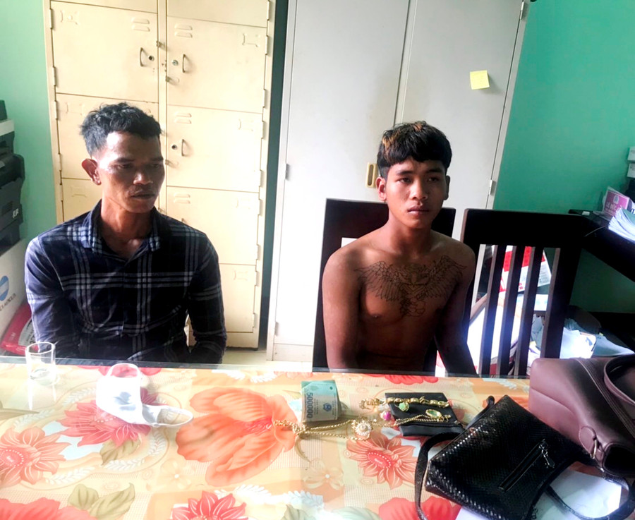 2 đối tượng cùng tang vật tại cơ quan Công an. Ảnh: Văn Ngọc