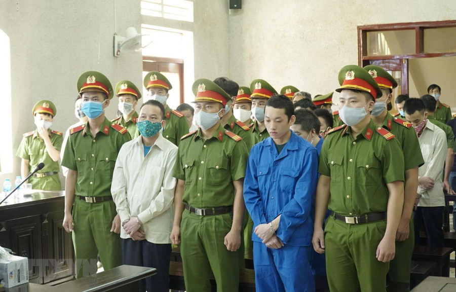 Các bị cáo nghe Tòa tuyên án. (Ảnh: Xuân Tư/TTXVN) Các bị cáo nghe Tòa tuyên án. (Ảnh: Xuân Tư/TTXVN)