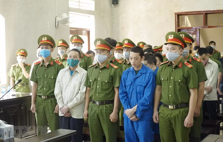 Các bị cáo nghe Tòa tuyên án. (Ảnh: Xuân Tư/TTXVN)