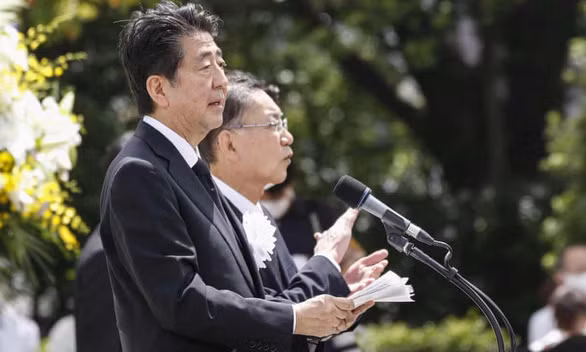  Thủ tướng Nhật Bản Shinzo Abe phát biểu tại buổi lễ kỷ niệm 75 năm sự kiện thành phố Nagasaki bị ném bom nguyên tử - Ảnh: ZUMA WIRE