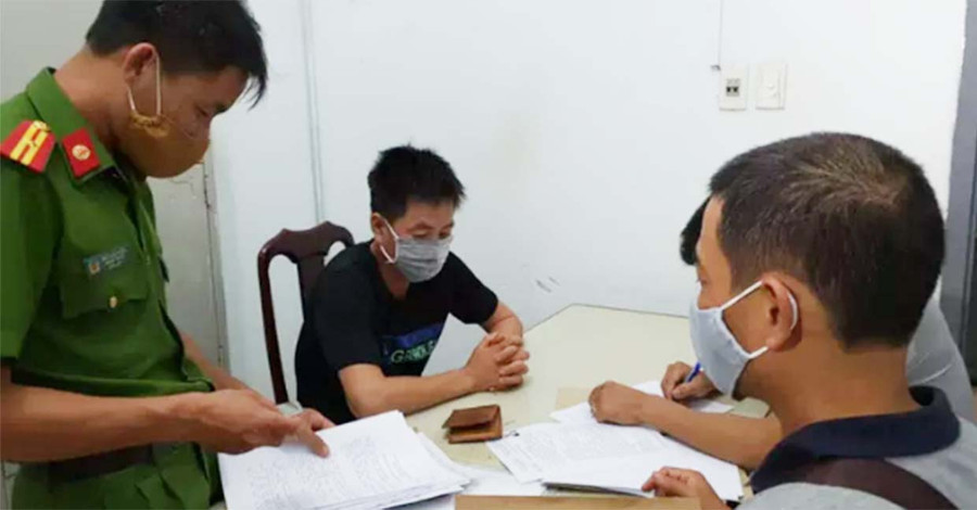  Đối tượng Nguyễn Đức Hiệp (áo đen) tại cơ quan công an