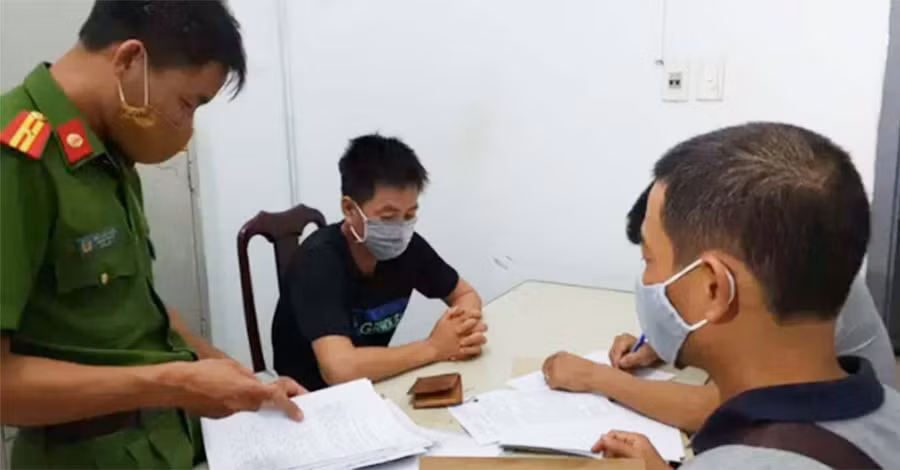  Đối tượng Nguyễn Đức Hiệp (áo đen) tại cơ quan công an