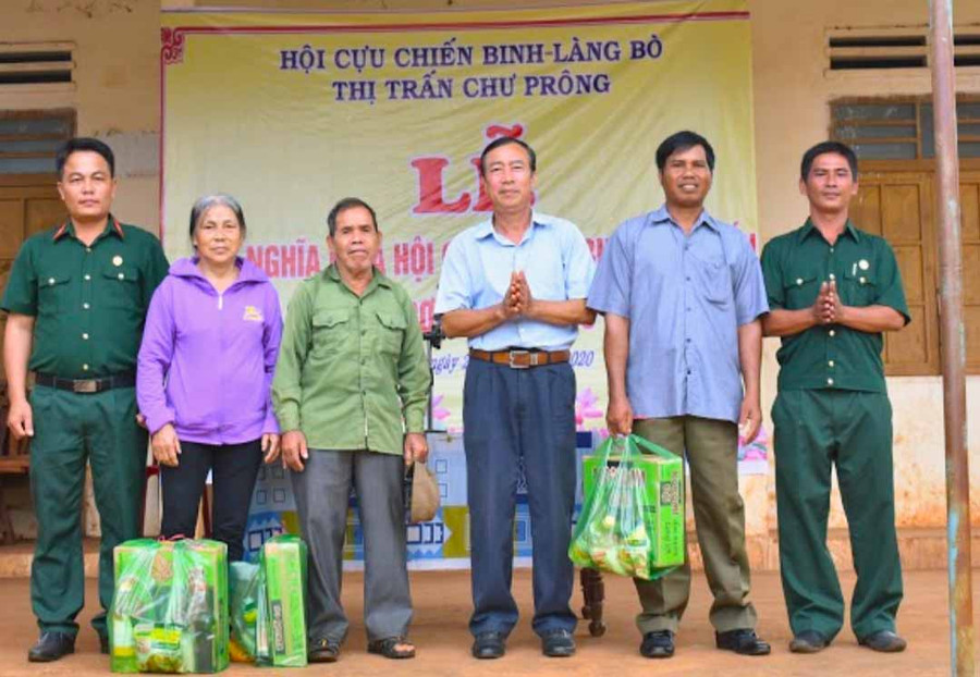 Hội CCB thị trấn Chư Prông kết nghĩa và tặng quà cho người dân làng Bò. Ảnh: Hoàng Minh