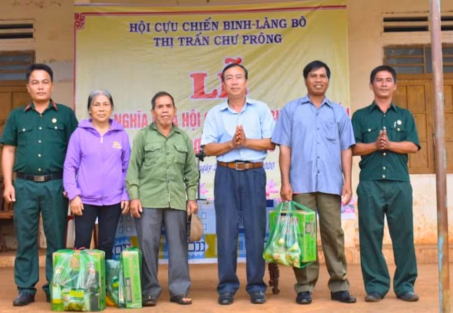 Hội CCB thị trấn Chư Prông kết nghĩa và tặng quà cho người dân làng Bò. Ảnh: Hoàng Minh