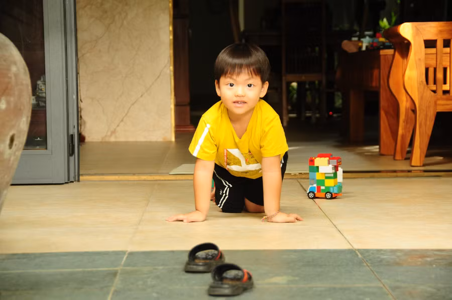 Trẻ con của các gia đình chỉ vui chơi trong nhà, cửa cổng được khóa trái - Ảnh: B.D