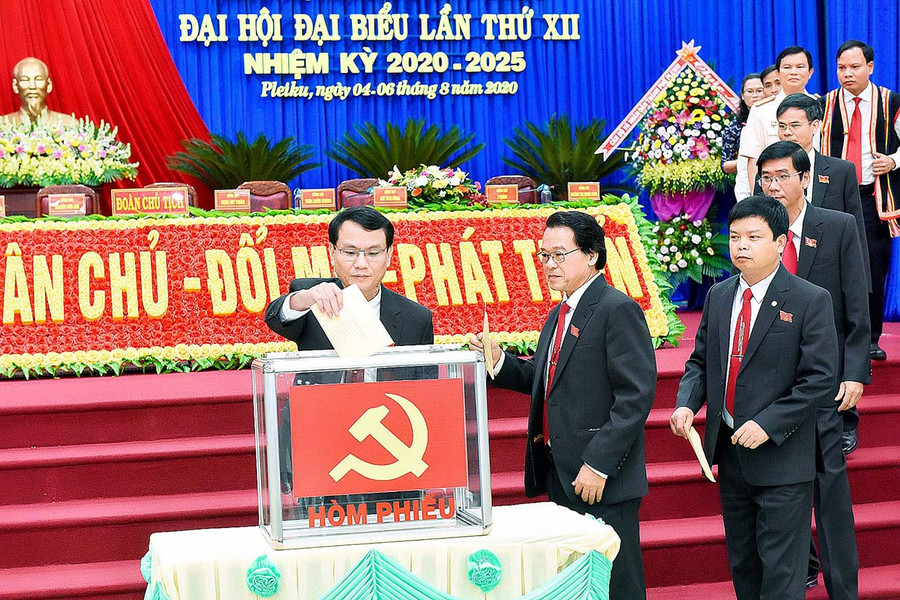 Các đại biểu bỏ phiếu bầu Ban Chấp hành Đảng bộ thành phố Pleiku. Ảnh: Đức Thụy