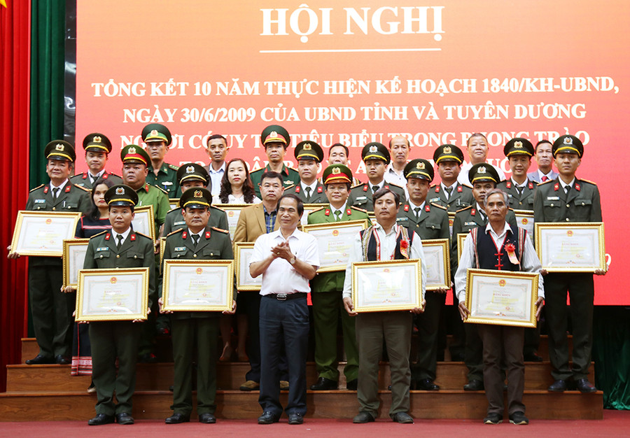  Chủ tịch UBND tỉnh Võ Ngọc Thành tặng bằng khen cho các cá nhân có thành tích xuất sắc trong xây dựng phong trào “Toàn dân bảo vệ an ninh Tổ quốc”. Ảnh: HỮU TRƯỜNG