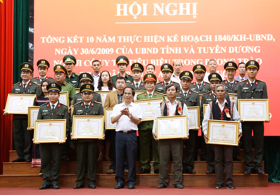  Chủ tịch UBND tỉnh Võ Ngọc Thành tặng bằng khen cho các cá nhân có thành tích xuất sắc trong xây dựng phong trào “Toàn dân bảo vệ an ninh Tổ quốc”. Ảnh: HỮU TRƯỜNG