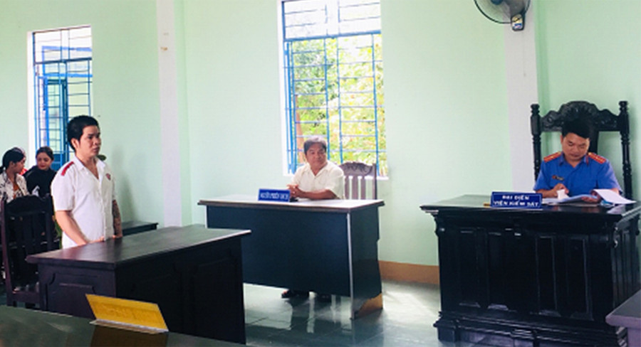  Bị cáo Đinh Lơng tại phiên tòa. Ảnh: Nguyễn Chí Linh