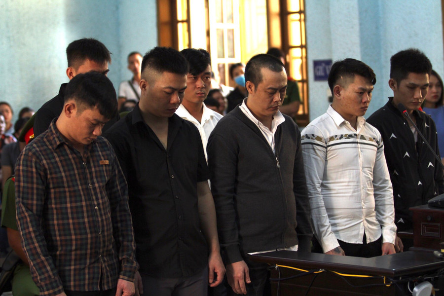 Các bị cáo tại phiên tòa xét xử sơ thẩm. Ảnh; Văn Ngọc