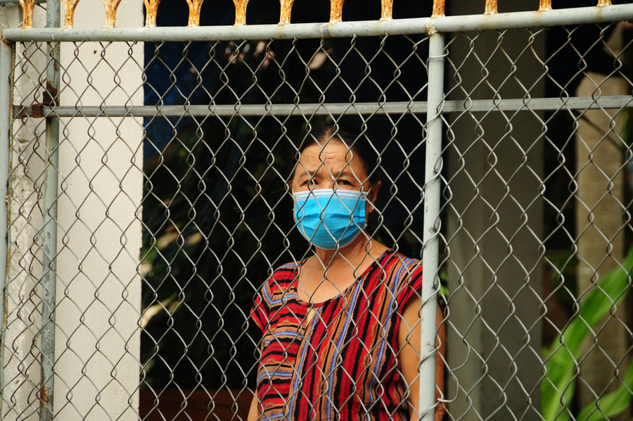 Liên tiếp 7 ca dương tính được ghi nhận trong cùng một gia đình dấy lên nỗi âu lo cho những người dân sống xung quanh khu dân cư Lưu Minh - Ảnh: B.D